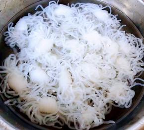 烫好的魔芋立即放入冷水拔凉这样吃起来口感更加脆爽