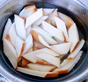 焯好水的豆卷立即放入冷水中过凉后沥干水份胡萝卜也可以这样处理一下