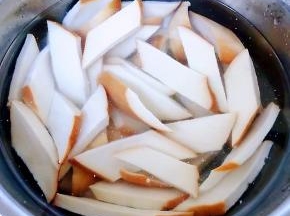 焯好水的豆卷立即放入冷水中过凉后沥干水份胡萝卜也可以这样处理一下