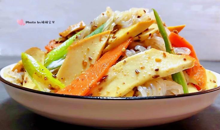 豆卷魔芋胡萝卜拌葱