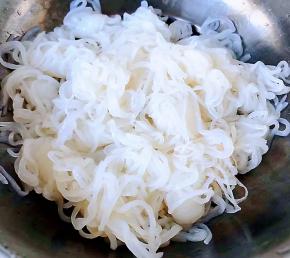 处理好的魔芋一定要攥干水份才好吃