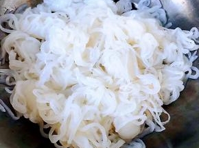 处理好的魔芋一定要攥干水份才好吃