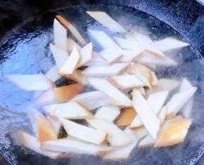 锅中烧开水放入马蹄片简单焯一下水这样吃起来口感更佳