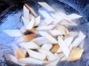 锅中烧开水放入马蹄片简单焯一下水这样吃起来口感更佳