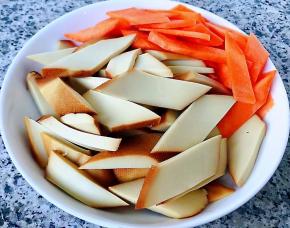 豆卷和胡萝卜切成均匀的马蹄片