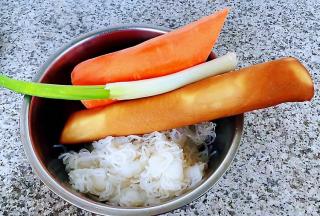 准备原材料豆卷、魔芋、胡萝卜、葱