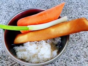 准备原材料豆卷、魔芋、胡萝卜、葱