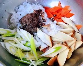 所有食材放入容器中再放入炸好辣椒油、糖、盐、醋、味精