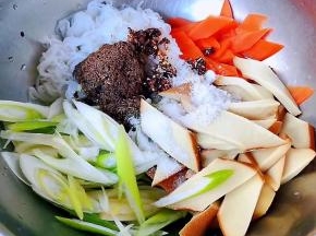 所有食材放入容器中再放入炸好辣椒油、糖、盐、醋、味精