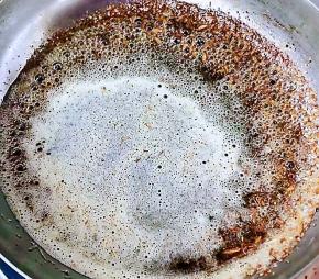 锅中倒入油加热放入辣椒面炸香