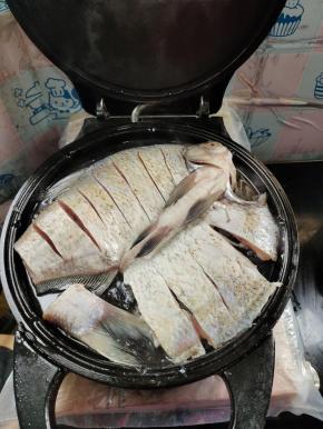 电饼铛预热，倒入适量的油。放入腌制好的武昌鱼！