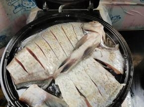 电饼铛预热，倒入适量的油。放入腌制好的武昌鱼！