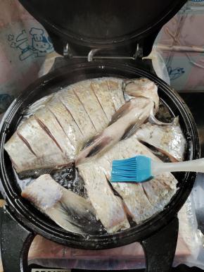 在鱼的表面均匀的刷一层油！