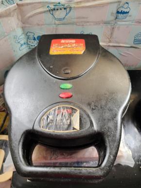 盖上盖子，开始烤鱼！（没有电饼铛的也可以用烤箱，微波炉或者平底锅！）