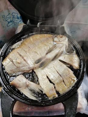 烤至鱼的表面焦黄，就可以翻面了！