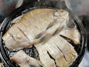 烤至鱼的表面焦黄，就可以翻面了！