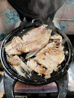 翻面！继续盖盖子开始烤鱼！烤至金黄色！