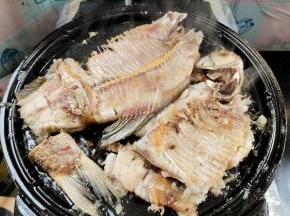 翻面！继续盖盖子开始烤鱼！烤至金黄色！