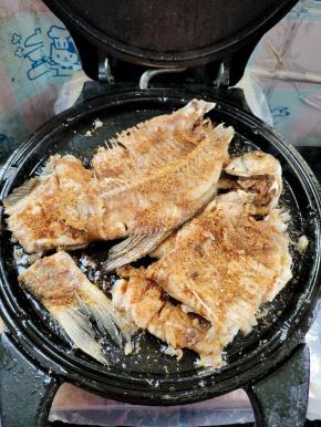 撒适量的麻辣烧烤料！