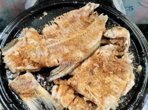 撒适量的麻辣烧烤料！