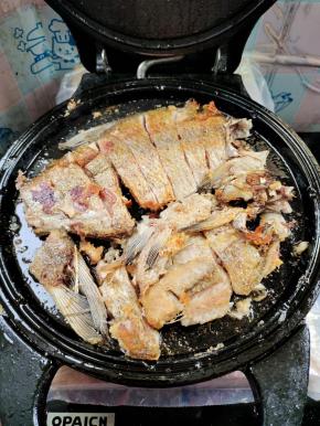 再次翻面，可以看到鱼的表皮已经烤的金黄酥脆了！