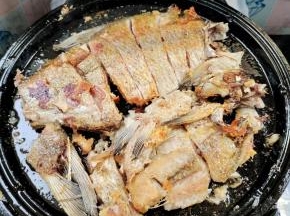 再次翻面，可以看到鱼的表皮已经烤的金黄酥脆了！