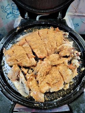 撒适量的麻辣烧烤料！