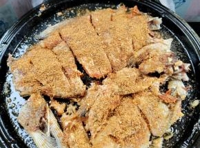 撒适量的麻辣烧烤料！