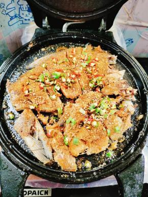 再放入适量的辣椒圈，葱花和熟白芝麻即可食用！