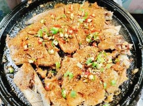 再放入适量的辣椒圈，葱花和熟白芝麻即可食用！