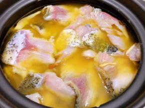 再把腌制好的鱼片一片片铺好