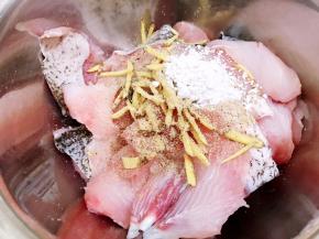 加入姜丝，盐，料酒，淀粉，白胡椒粉