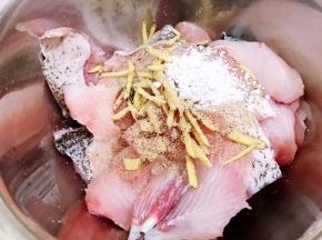 加入姜丝，盐，料酒，淀粉，白胡椒粉