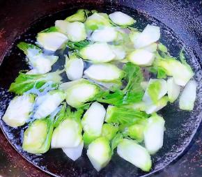 锅中烧开水放入儿菜焯水断生后立即放入冷水中过凉