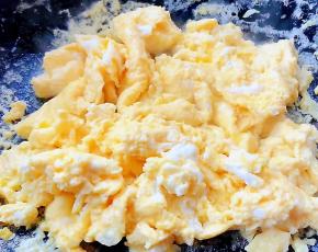 鸡蛋大火炒至八成熟取出