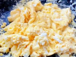 鸡蛋大火炒至八成熟取出