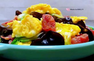 腊肠儿菜木耳炒蛋装入容器中就大功告成了