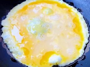 锅中倒入底油加热倒入打散的鸡蛋液