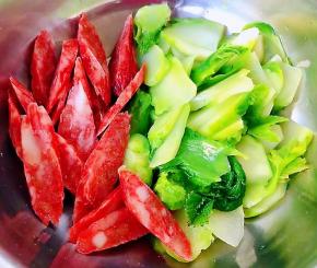 腊肠切片和处理好的儿菜备用
