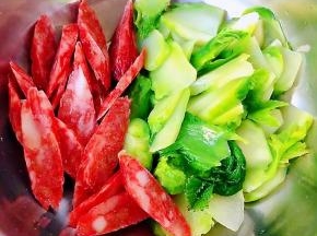 腊肠切片和处理好的儿菜备用