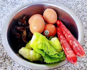 准备原材料腊肠、鸡蛋、儿菜、泡发好的木