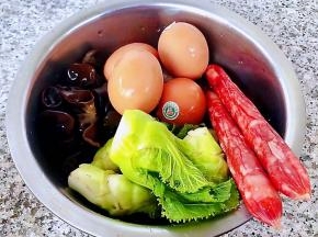 准备原材料腊肠、鸡蛋、儿菜、泡发好的木