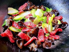 放入儿菜和木耳大火快速翻炒均匀