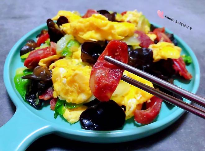 腊肠儿菜木耳炒蛋