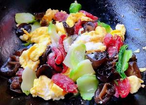 放入炒好的鸡蛋再放入调味料盐和味精