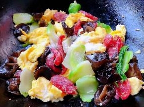 放入炒好的鸡蛋再放入调味料盐和味精