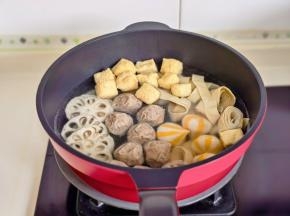 锅里加水烧开，不易熟的先煮。