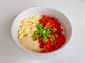 蒜末，葱花，辣椒，小米辣，芝麻倒入碗中。