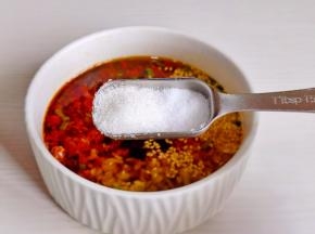 加入白糖，盐。