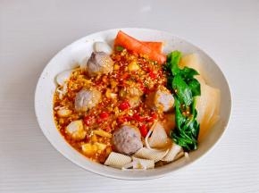 淋在煮熟的食材碗中。